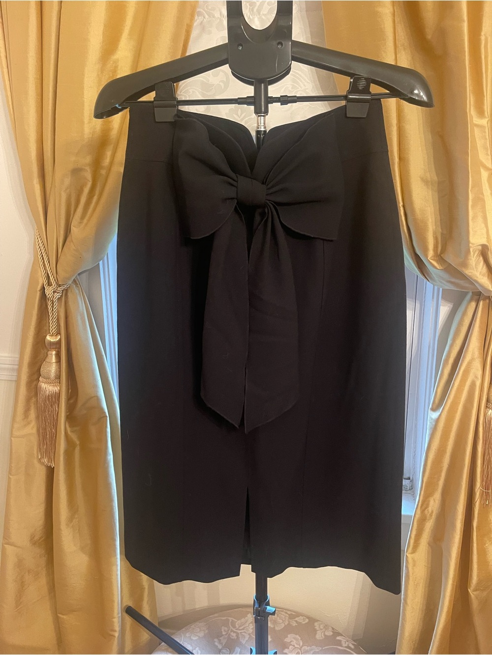 Louis Feraud Black Pencil Skirt with Sweetheart Waist